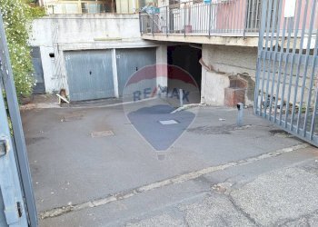 Edificio all\'aperto - Magazzino Via Angelo Cannavò
 
21, Aci Sant'Antonio - foto 3