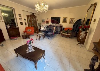 Sala da pranzo - Quadrilocale via prima
 
18, Aci Catena - foto 5