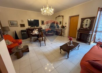 Sala da pranzo - Quadrilocale via prima
 
18, Aci Catena - foto 6