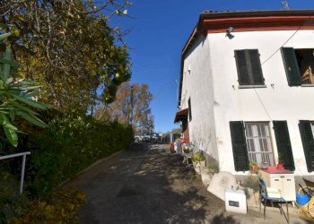 Cortile interno - Rustico via Collina Forni, Montaldo Scarampi - foto 4