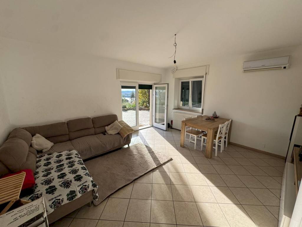 Salone - Three-room apartment via Orocco, 5, Comerio - photo 1