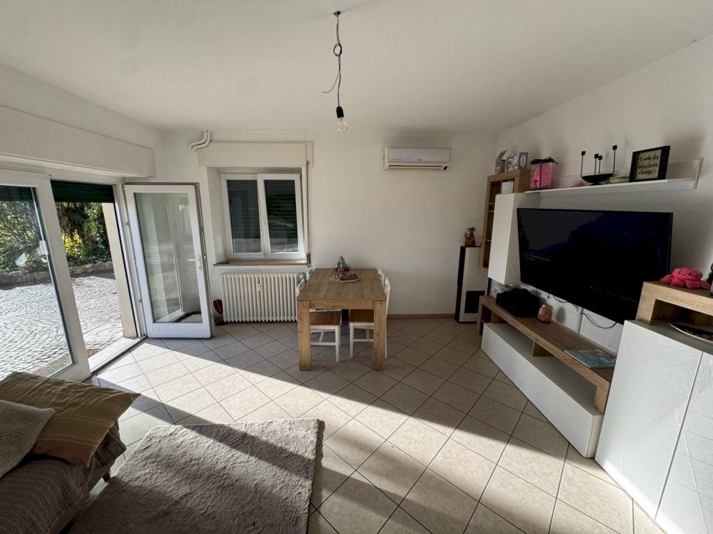 Salone - Three-room apartment via Orocco, 5, Comerio - photo 2