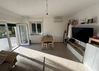 Salone - Three-room apartment via Orocco, 5, Comerio - photo 2