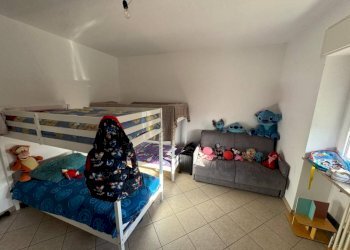 Camera da letto - Three-room apartment via Orocco, 5, Comerio - photo 16