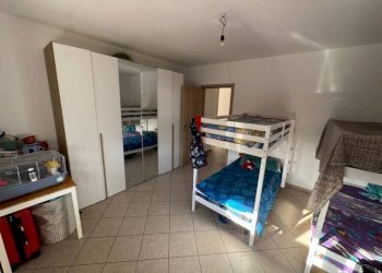 Camera da letto - Three-room apartment via Orocco, 5, Comerio - photo 17