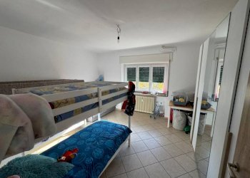 Camera da letto - Three-room apartment via Orocco, 5, Comerio - photo 16