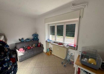 Camera da letto - Three-room apartment via Orocco, 5, Comerio - photo 22
