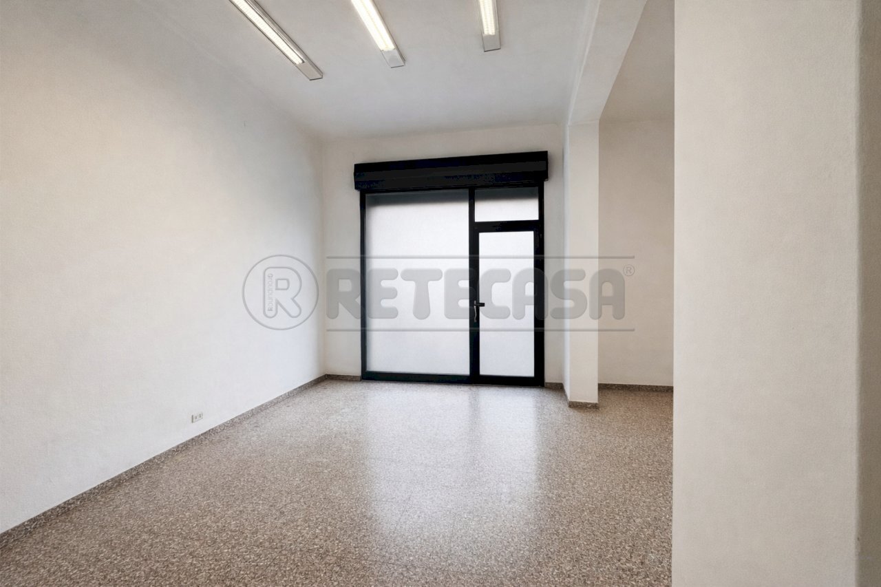 NEGOZIO - Commercial Premises Via Giovanni Gradenigo 2, Padova - photo 1