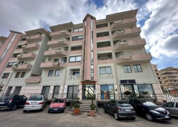 WhatsApp Image 2025-11-03 at 13.00.52 (3).jpeg - Trilocale via trapani rocciola  13, Modica - foto 1