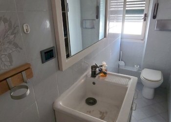 6.0 Bagno di servizio.jpg - Appartamento VIA GIAN PIETRO SERY 14A, Genova (zona Sestri Ponente) - foto 14