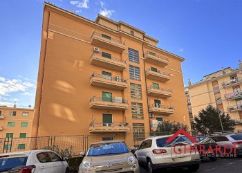 10.7 edificio.jpg - Appartamento VIA GIAN PIETRO SERY 14A, Genova (zona Sestri Ponente) - foto 21