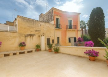 Cortile soleggiato con piante fiorite.png - Appartamento Vico dei Fieschi 2, Lecce - foto 1