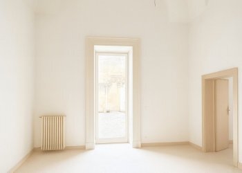 Sala con soffitto a volta e luce naturale.png - Appartamento Vico dei Fieschi 2, Lecce - foto 6