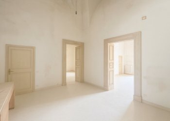 Stanza Storica con Porte Aperte.png - Appartamento Vico dei Fieschi 2, Lecce - foto 13