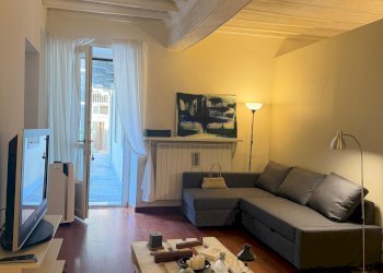 Soggiorno - Trilocale via Santa Croce, 2, Torino (zona Centro) - foto 2