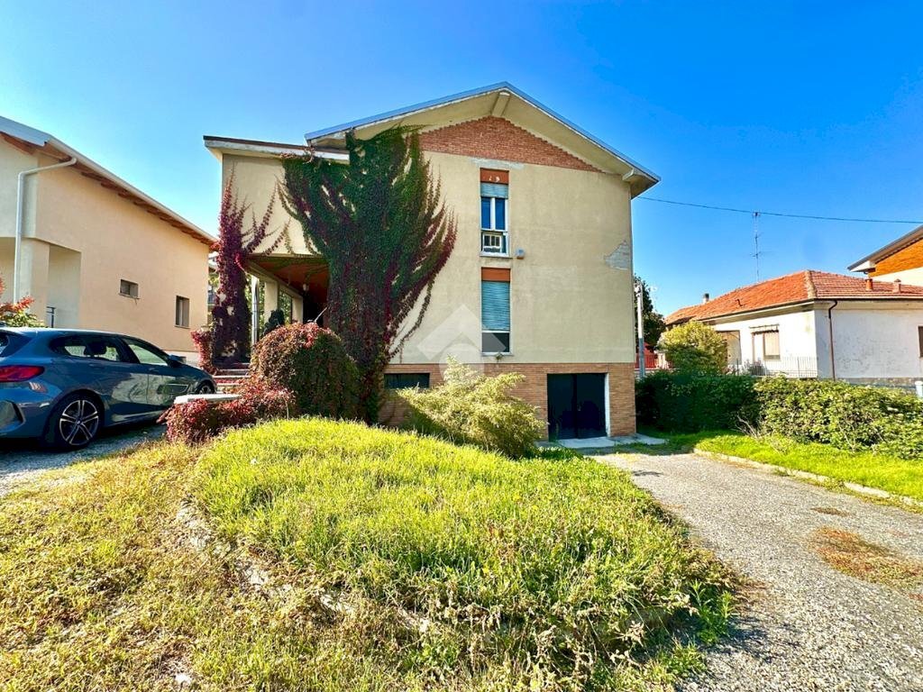 Casa indipendente Strada Statale per Genova, Tortona - foto 1