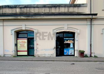 Edificio all\'aperto - Attività Commerciale VIA DELLA GINESTRA
 
26/28, Montevarchi - foto 2