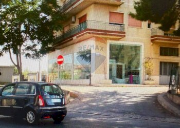 Edificio all\'aperto - Locale Commerciale VIA Cellini
 
20, Comiso - foto 1