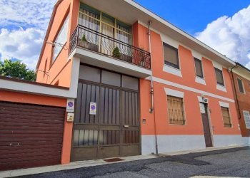 Facciata - Villa vicolo Giuseppe Giacosa, 18, Chivasso - foto 1