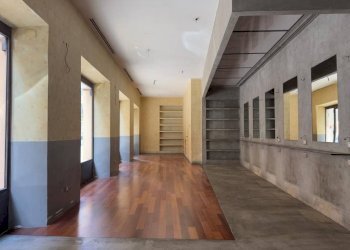 Interno non residenziale - Negozio piazza Benedetto Cairoli, 8, Roma (zona Centro Storico) - foto 4