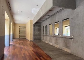 Interno palazzo - Negozio piazza Benedetto Cairoli, 8, Roma (zona Centro Storico) - foto 10