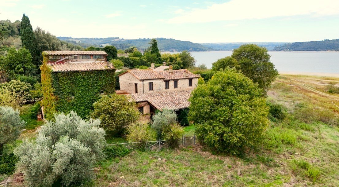 00farmhouse by lake (2).jpg - Casale SS448 79, Baschi - foto 1