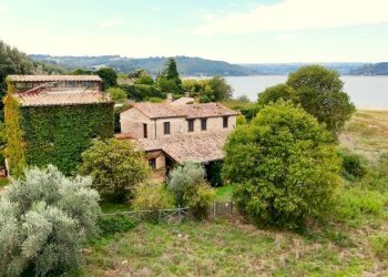 00farmhouse by lake (2).jpg - Casale SS448 79, Baschi - photo 1