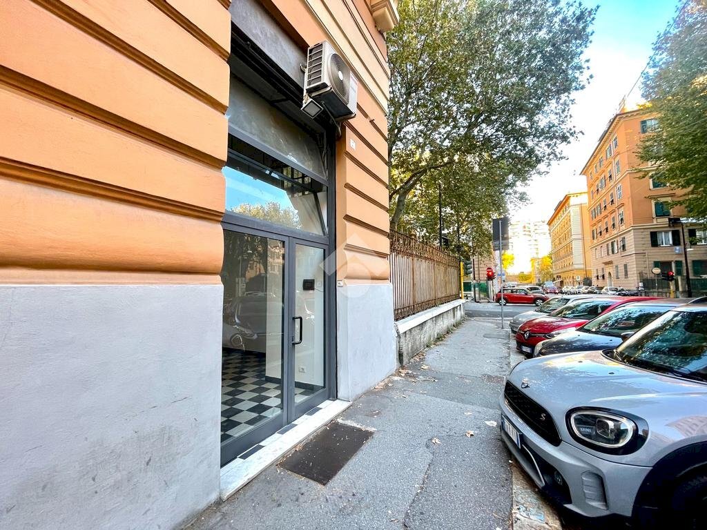 Shop Via Pisacane, Genova (neighborhood Foce) - photo 1