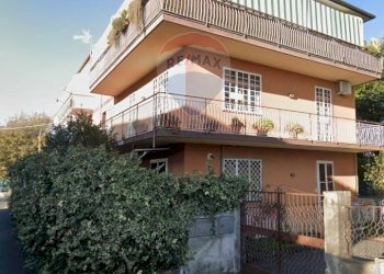 Edificio all\'aperto - Box via fratelli cairoli
 
1, Mascalucia - foto 2