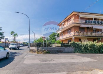 Edificio all\'aperto - Box via fratelli cairoli
 
1, Mascalucia - foto 4