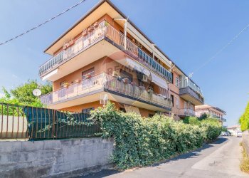 Edificio all\'aperto - Box via fratelli cairoli
 
1, Mascalucia - foto 5