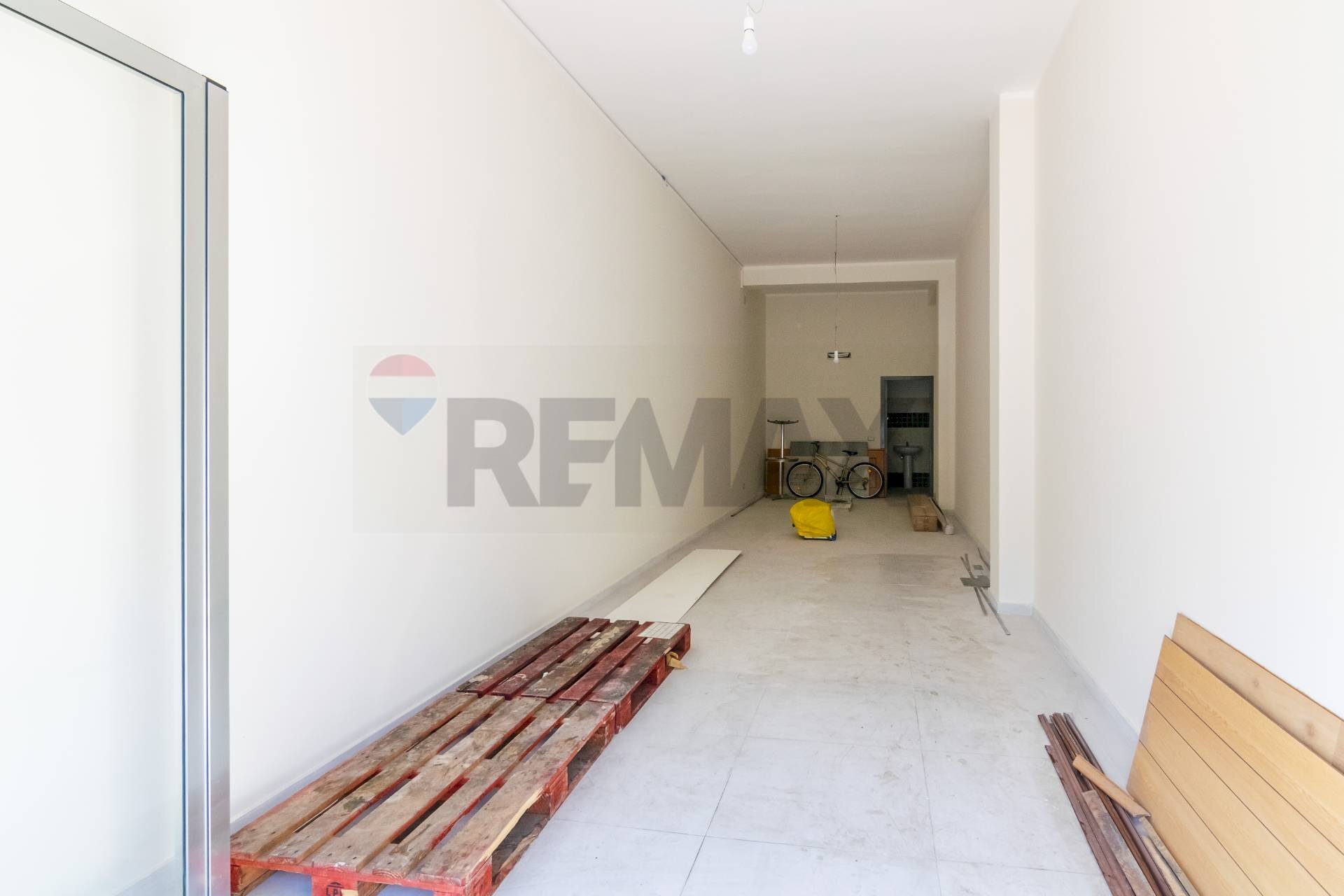 Hall / corridoio - Locale Commerciale Via Etna
 
38, Aci Catena - foto 2