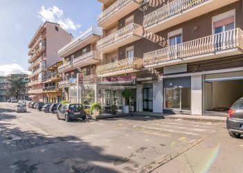 Edificio all\'aperto - Locale Commerciale Via Etna
 
38, Aci Catena - foto 1