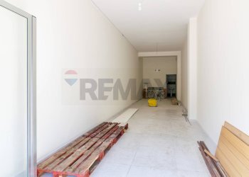 Hall / corridoio - Locale Commerciale Via Etna
 
38, Aci Catena - foto 2