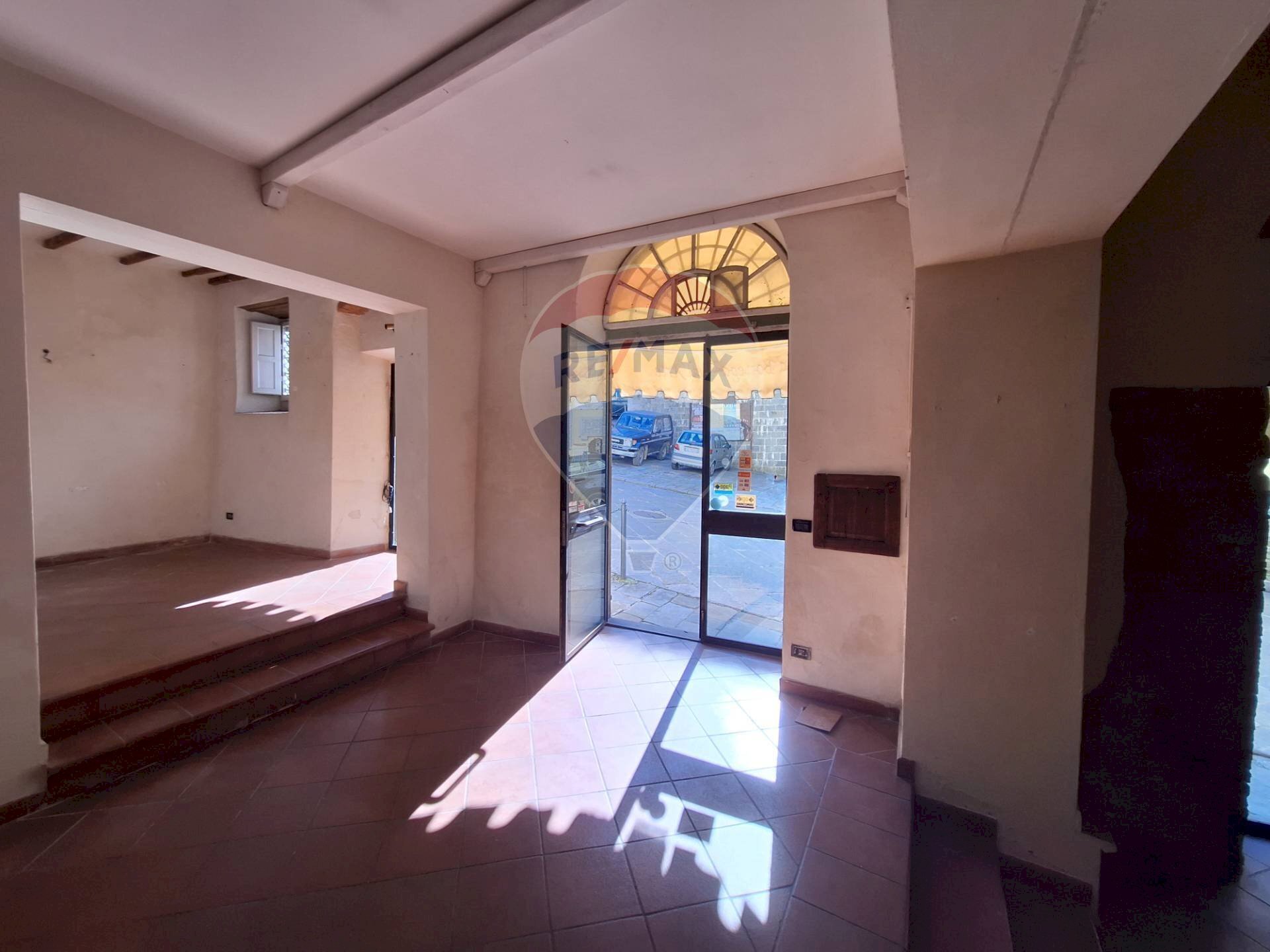 Stanza vuota - Shop Piazza Vittorio Emanuele II
 
8, Loro Ciuffenna - photo 1