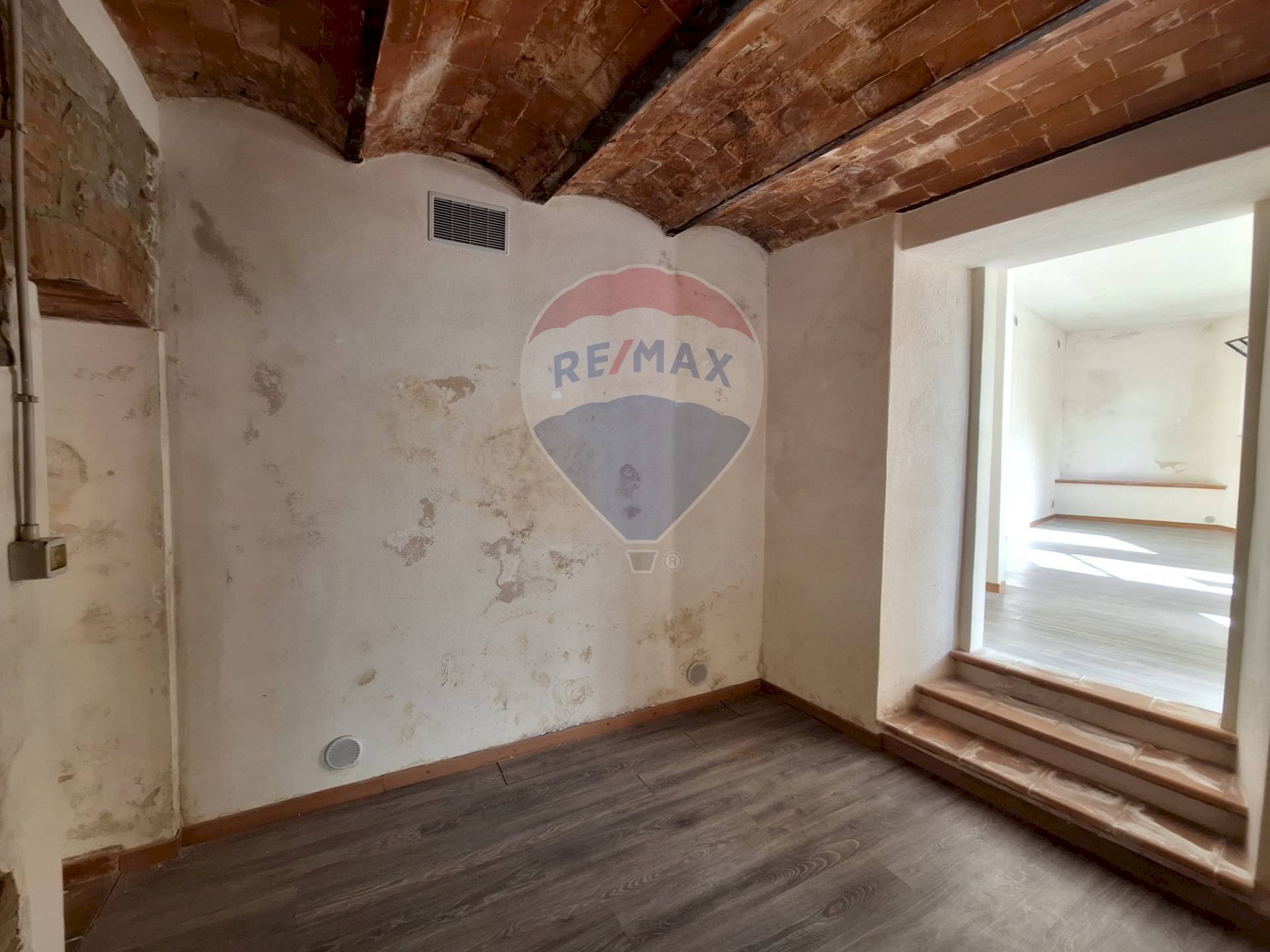 Stanza vuota - Shop Piazza Vittorio Emanuele II
8, Loro Ciuffenna - photo 3