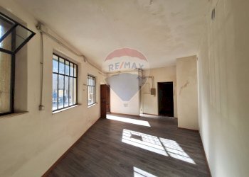 Stanza vuota - Shop Piazza Vittorio Emanuele II
 
8, Loro Ciuffenna - photo 5