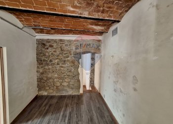 Stanza vuota - Shop Piazza Vittorio Emanuele II
 
8, Loro Ciuffenna - photo 9