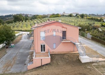 Casa all\'aperto - Appartamento Via S. Eleuterio Martire
 
15, Cupramontana - foto 3