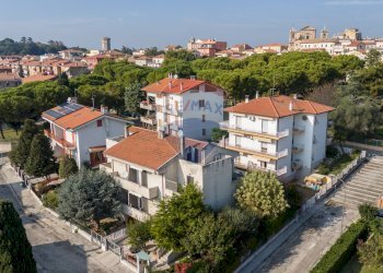 Edificio all\'aperto - Villa a Schiera via umbria
 
15, Montemarciano - foto 2