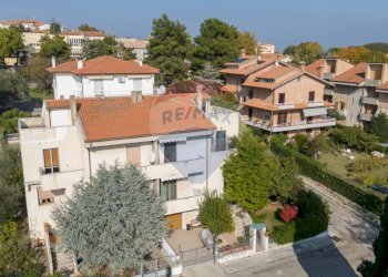 Casa all\'aperto - Villa a Schiera via umbria
 
15, Montemarciano - foto 3