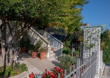 Giardino - Villa a Schiera via umbria
 
15, Montemarciano - foto 4