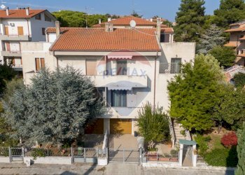 Casa all\'aperto - Villa a Schiera via umbria
 
15, Montemarciano - foto 51