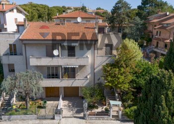 Casa all\'aperto - Villa a Schiera via umbria
 
15, Montemarciano - foto 1