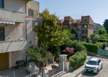 Edificio all\'aperto - Villa a Schiera via umbria
 
15, Montemarciano - foto 6