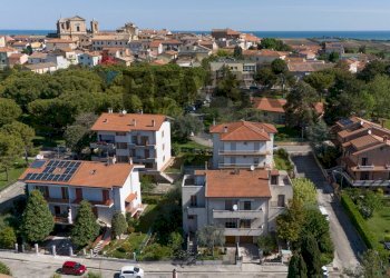 Edificio all\'aperto - Villa a Schiera via umbria
 
15, Montemarciano - foto 8