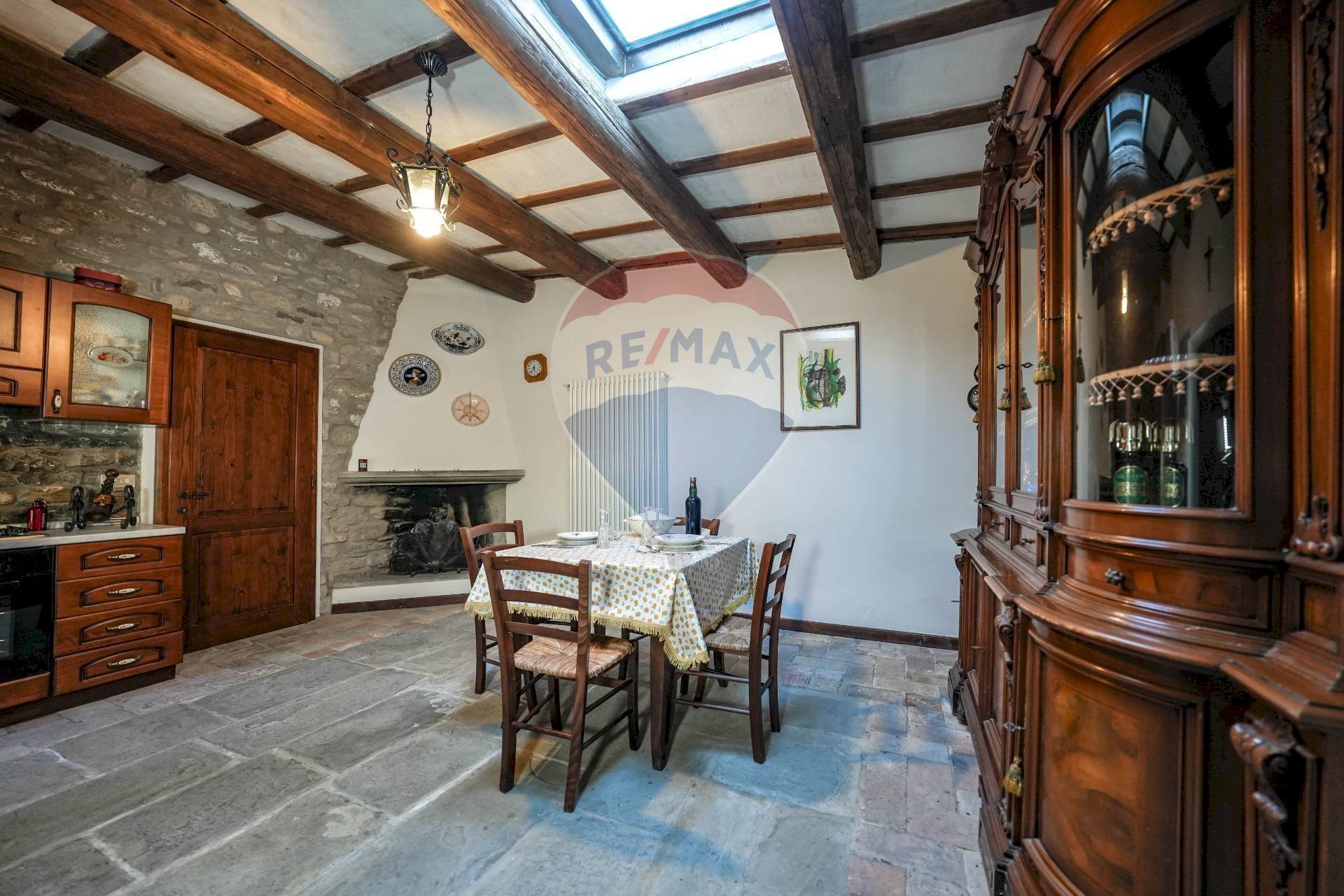 Sala da pranzo - Rustico PODERE MORETA PARROCCHIA SANTA MARIA IN GIRONE
24, Portico e San Benedetto - foto 3