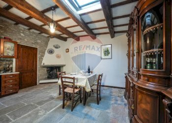 Sala da pranzo - Rustico PODERE MORETA PARROCCHIA SANTA MARIA IN GIRONE
 
24, Portico e San Benedetto - foto 3