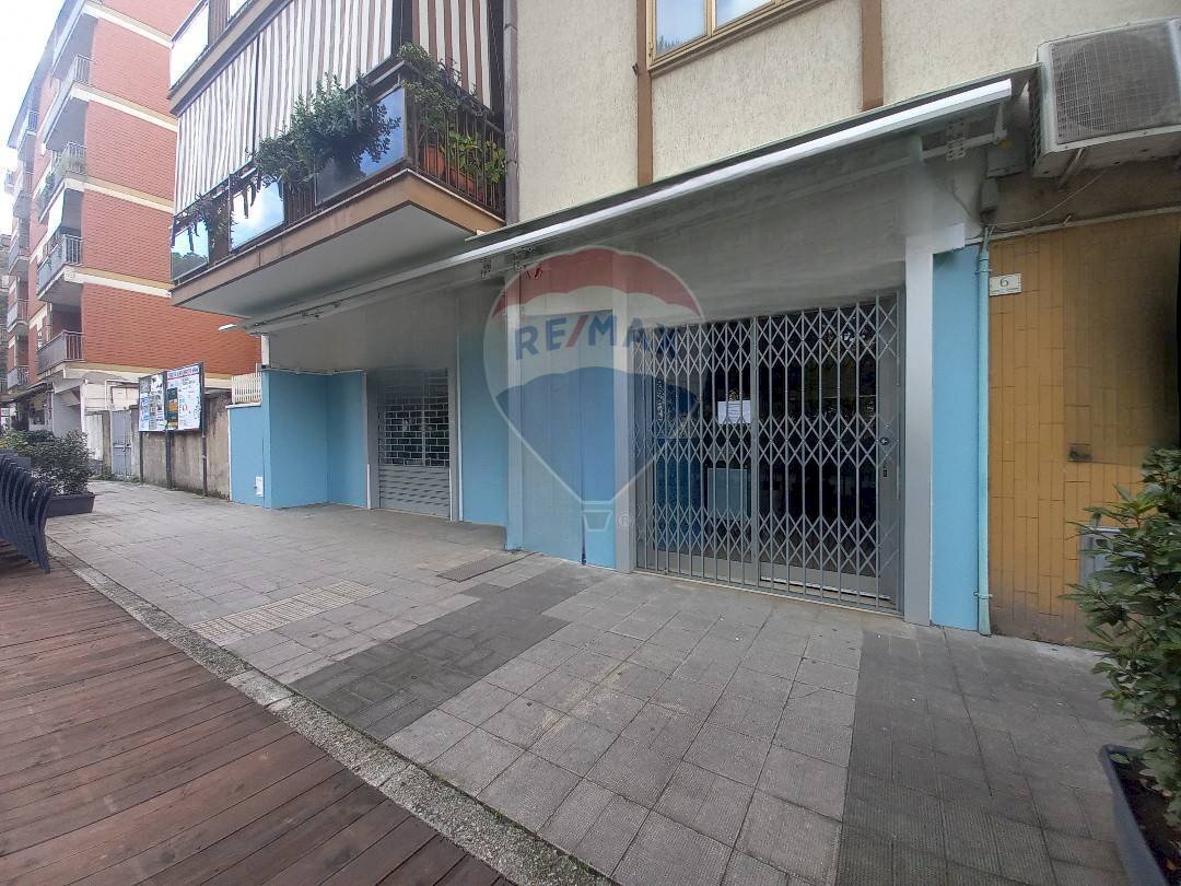 Edificio all\'aperto - Locale Commerciale Piazza Cattaneo
 
6, Caserta - foto 2