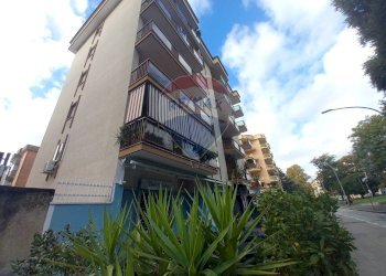 Edificio all\'aperto - Locale Commerciale Piazza Cattaneo
 
6, Caserta - foto 4